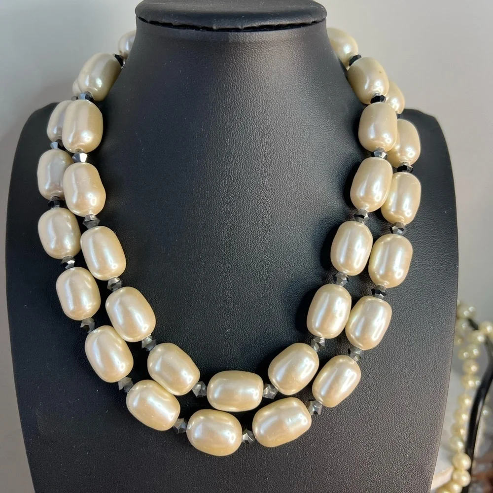 Beautiful Faux Pearl Glass Necklace w/Toggle Clasp 17” D11